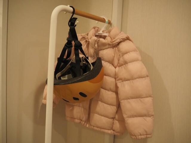 【山崎実業 (Yamazaki) スリムコートハンガー タワー】S字フックを使用すれば、自転車用ヘルメットもキレイに収納できます。