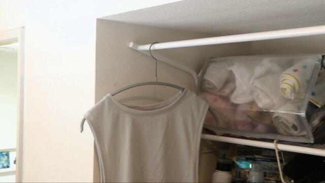 【ニトリ 洗濯機ラック】ハンガーバーに服をかけても収納部分には影響なし！