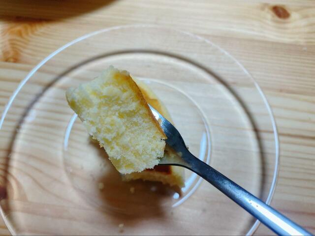 【3COINS おかしもん しっとり食感チーズケーキ】軽い食感でパクパクと食べてしまいます