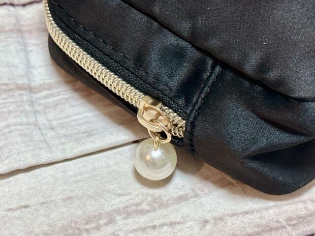 ファスナーの引き手にはコロンとしたパールつき。細部までかわいいポイントが詰め込まれています！
