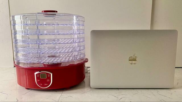 【ヘルシーフードドライヤー】使用時の高い状態（MacBookと比較）