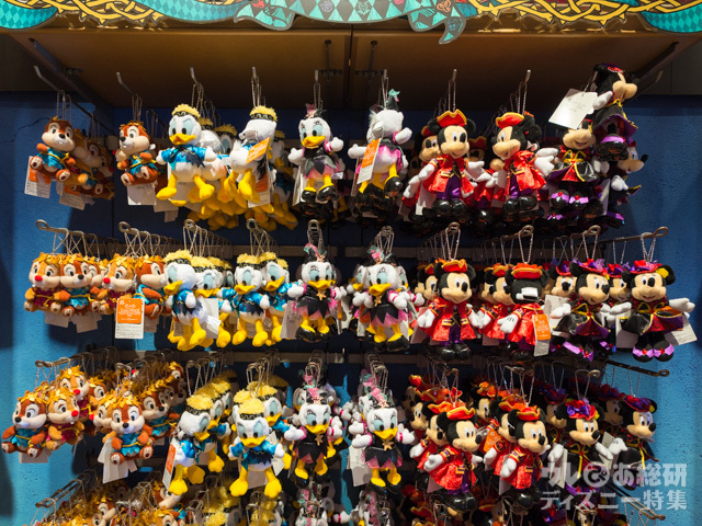 ぬいぐるみバッジ（ミッキーマウス、ミニーマウス、ドナルドダック、デイジーダック）各¥1,700 ぬいぐるみバッジセット（チップ、デール）¥2,800｜東京ディズニーシー「ディズニー・ハロウィーン」（2016）スペシャルグッズ