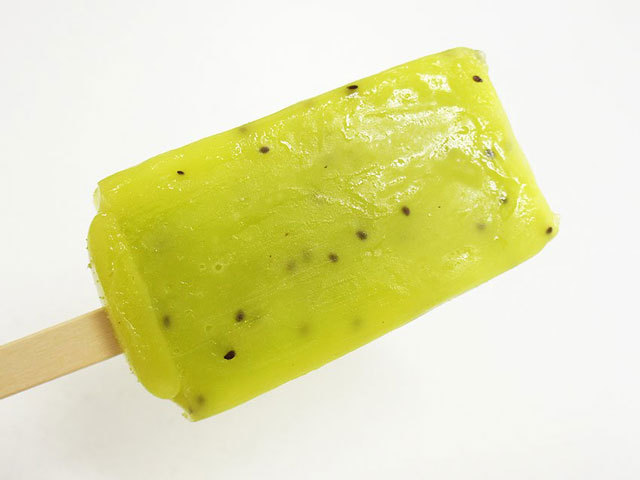 セブンプレミアム まるでキウイを冷凍したような食感のアイスバー