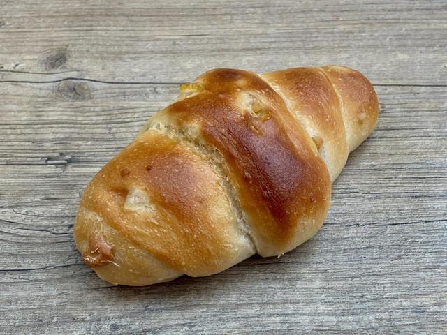 【PARKER HOUSE BUTTER ROLL（パーカーハウスバターロール）】レモンの酸味とクルミの食感を体感できる「レモンとクルミのバターロール」。粒粒がクルミだ