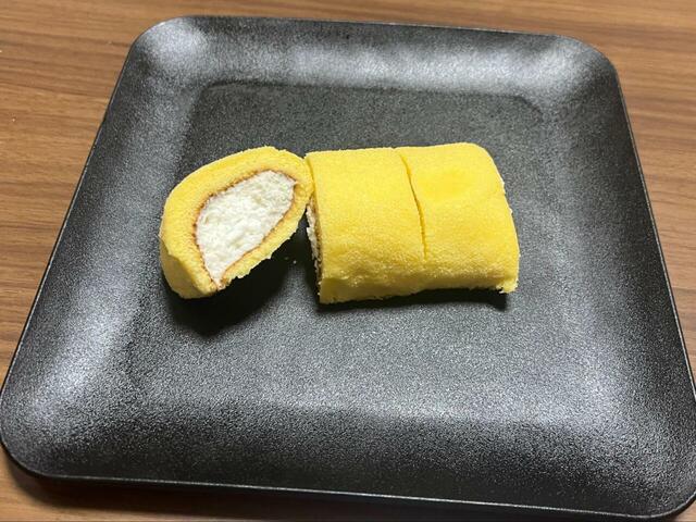 【切れてるロールケーキ】実はこれ凍ってます。甘みが抑えられて、さっぱりと食べられました