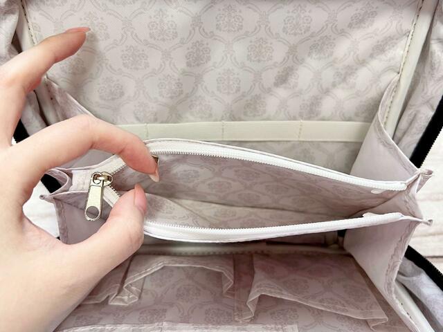 【nanakoななこがさらに本気で作った leur charme COSME POUCH BOOK BLACK】ジップポーチも第1弾の時から改良されたポイントなんだそう！