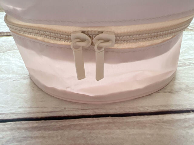 Wファスナーで開閉する仕様