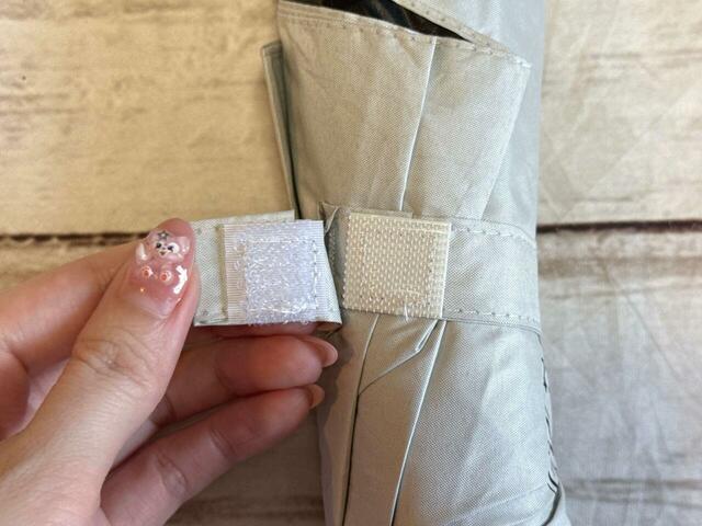 ストラップはマジックテープで留める仕様