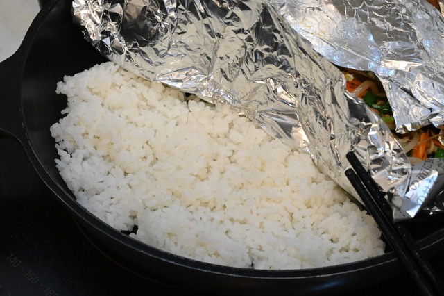 【ワンパン！石焼風ビビンバ】空いた場所にご飯を半量のせます