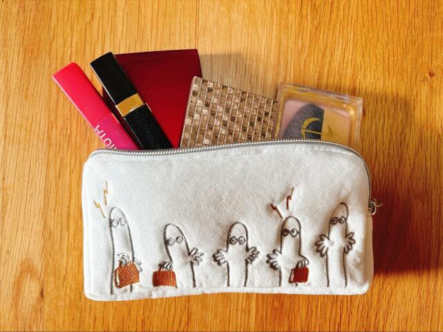 【ムーミン×メリーチョコレート 旅するニョロニョロ ポーチ】ファンデもリップもすっぽり。見た目以上に頼れる収納力が嬉しいポイント