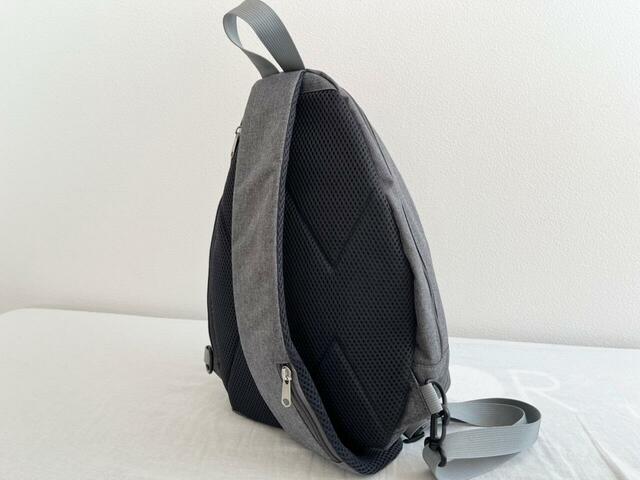 【ワークマン たためて自立する撥水クロスボディーショルダーバッグ】サイズは（約）37×横23×幅13cm。カラーはブラック、チャコールグレー、レッド、グレージュがあります