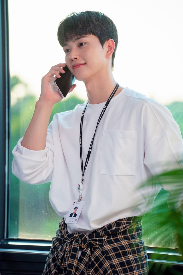 Netflixシリーズ『気象庁の人々: 社内恋愛は予測不能?!』独占配信中