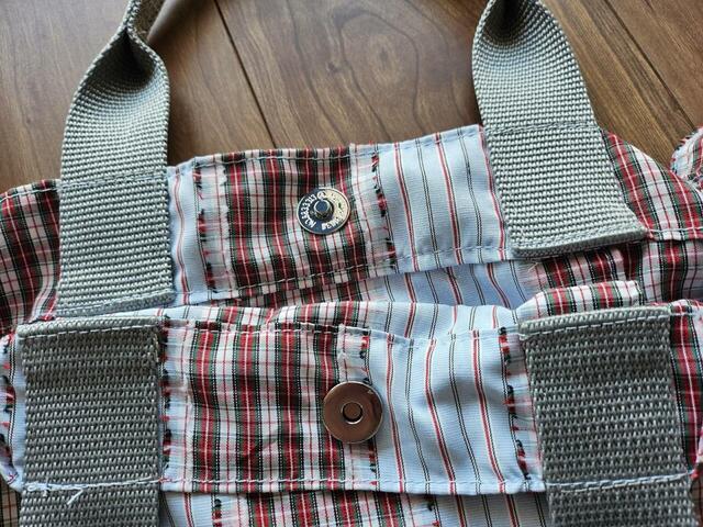 【niko and…　オリジナル2WAYテープトートバッグ】開閉はマグネットボタン式で荷物をスムーズに出し入れできます