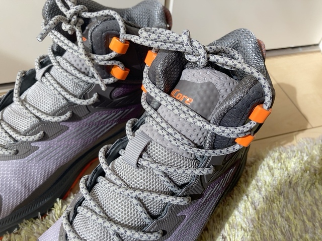 【ワークマン　トレックシューズアジム】足首まで紐を締めればフィット感も抜群。歩いている最中に靴が浮いてしまうような違和感もありません