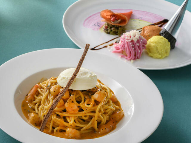 スペシャルセット 2,600円｜販売店舗：東京ディズニーランド「イーストサイド・カフェ」｜ディズニー・パルパルーザ「ヴァネロペのスウィーツ・ポップ・ワールド」スペシャルメニュー