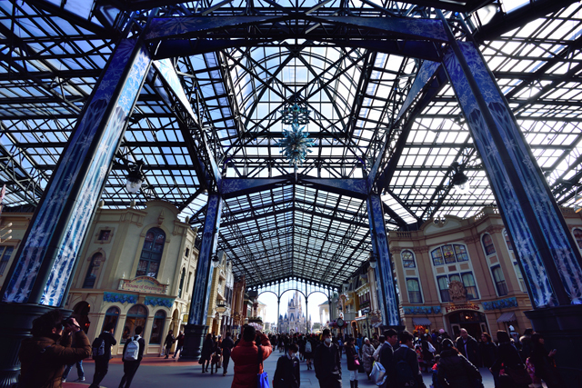 ワールドバザール中央、氷の城をモチーフにしたデコレーション ©Disney