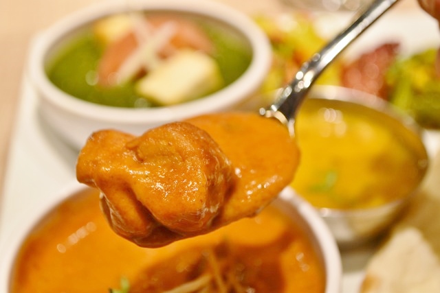 タンドールで焼かれた香ばしいチキンがゴロッと入っている