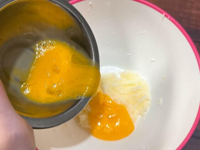 無塩バターとグラニュー糖を混ぜたものに、溶いた卵を少しずつ加えます
