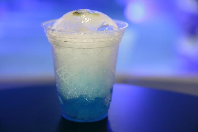 鮮やかな色が印象的なハピネスクラゲゼリー（600円）。併設のカフェで飲食可能。