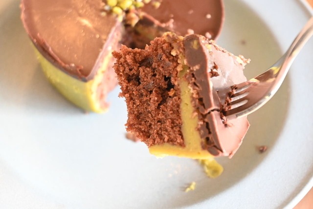 【成城石井】成城石井自家製 ドバイチョコ風ケーキ／チョコが濃厚なのに、スポンジが軽めなので、飽きずに食べられるご褒美ケーキ