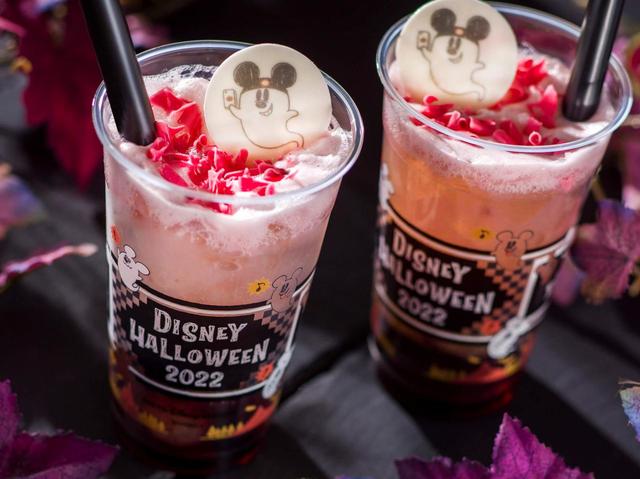 スパークリングゼリードリンク(グレープ＆シャーベット) 600円｜提供店舗：東京ディズニーランド「プラズマ・レイズ・ダイナー」｜東京ディズニーリゾート「ディズニー・ハロウィーン」2022スペシャルメニュー