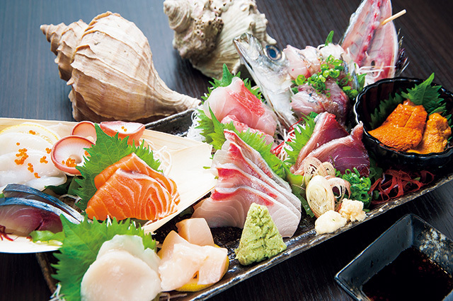 べろんべろん酒場（歌舞伎町） 旬のお刺身盛り合わせ 1680円 内容はおまかせで、その日厳選した旬の魚を7～9点味わえる一番人気のメニュー。