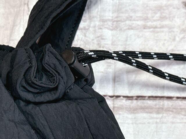 開口部のドロストにはパラコードを使用。トレンドのスポーツMIXコーデにもぴったり！