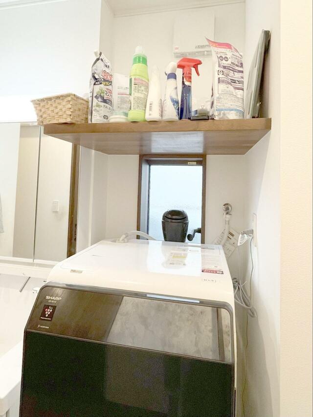 【3COINS 吊り戸棚ボックスワイド】<使用前>洗剤や漂白剤の詰め替え、掃除グッズなどさまざまなアイテムが雑多に置かれ、生活感が丸出しに…