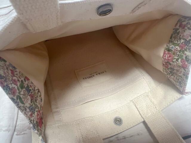 スマホやフラグメントケースを入れるのにぴったりなサイズ感