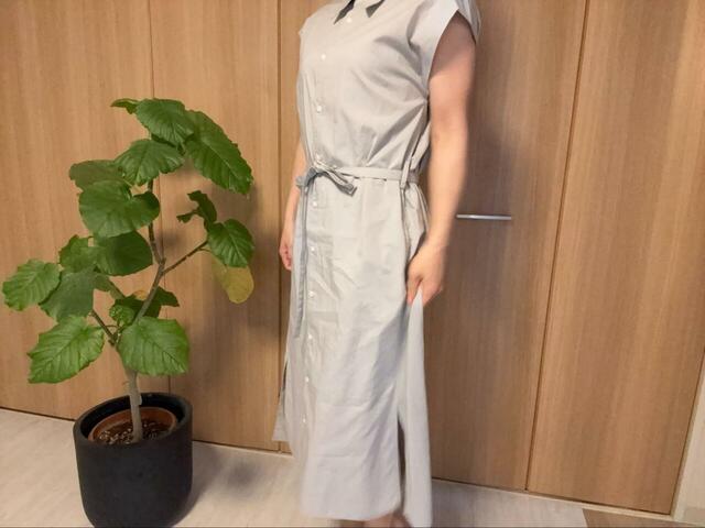 【Uniqlo U コットンシャツワンピース/ノースリーブ】ボタンを留めて一枚で着用。深めのスリットで足さばきも良く、動きやすいです◎