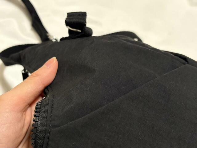 【GU ソフトナイロンクロスボディバッグ】表地はナイロン100％。ナチュラルな風合いが特徴です◎