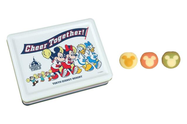 アソーテッド・クッキー 1,800円｜東京ディズニーリゾート「ポンポンを持ったミッキーたちが元気に盛り上げてくれるグッズ」｜販売店舗：東京ディズニーランド「グランドエンポーリアム」、東京ディズニーシー「エンポーリオ」｜発売日：2025年4月24日（木）