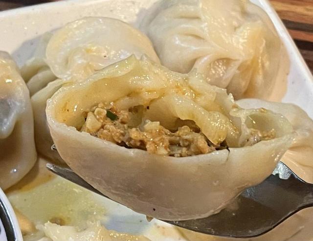 【ネワーダイニング】見た目は小籠包だが、スパイスを使っているところがモモの特徴