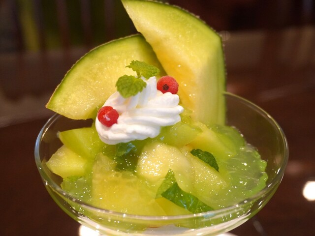 【ロイヤルホスト】「メロンシャインパフェ」1,298円（税込）