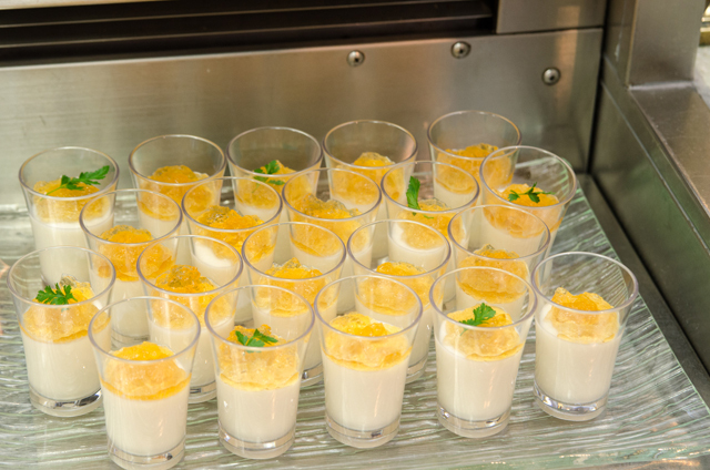 カリフラワームース&コンソメジュレ|クリスタルパレスレストラン「アナとエルサのフローズンファンタジー」スペシャルブッフェ ©Disney