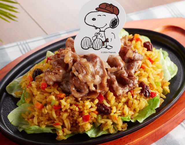 「ピーナッツギャングの牛焼肉のせ熱々鉄板ドライカレー」＜価格：899円（税込：988円）＞【【ジョイフル×ピーナッツ】コラボメニュー第2弾！“パンケーキタワー”も“ドライカレー”も可愛さ＆ボリューム満点！】