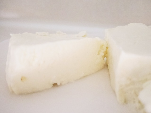 写真ではカットしていますが、スプーンですくってパンにつけてもおいしい