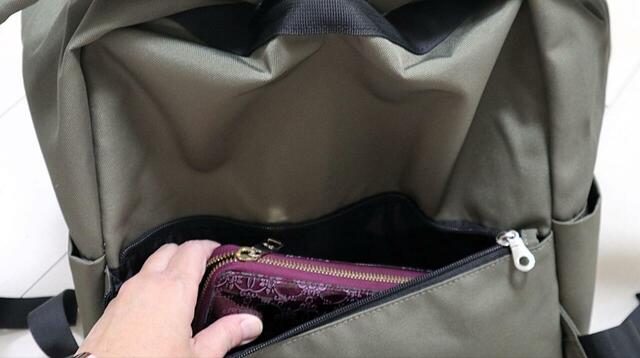 【anello大容量リュック TOGO】背面ポケットは長財布も入る大きさ。メイン荷室につながるファスナーではなく、ちゃんと別ポケットになっています