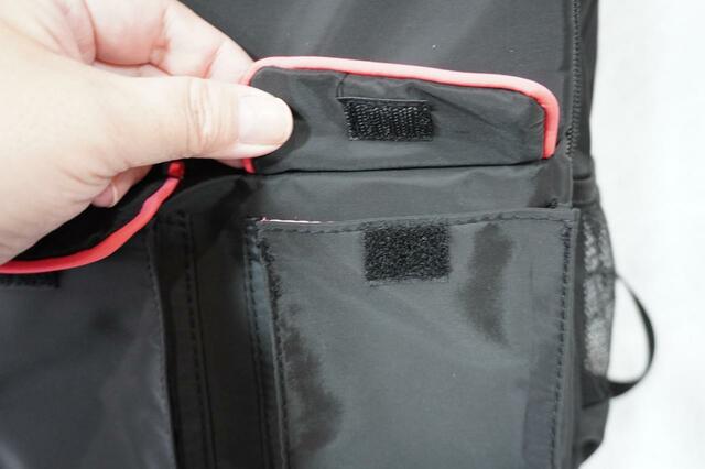 外ポケットはマジックテープで開閉するタイプ