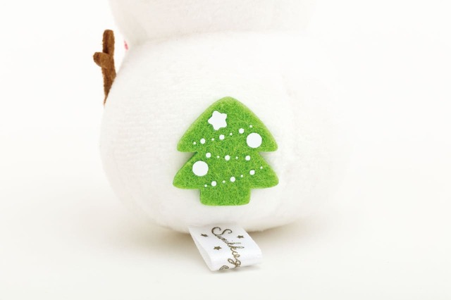 【すみっコぐらし「おうちのすみっコクリスマス」】ゆきだるまのうしろにはかわいいツリーも!