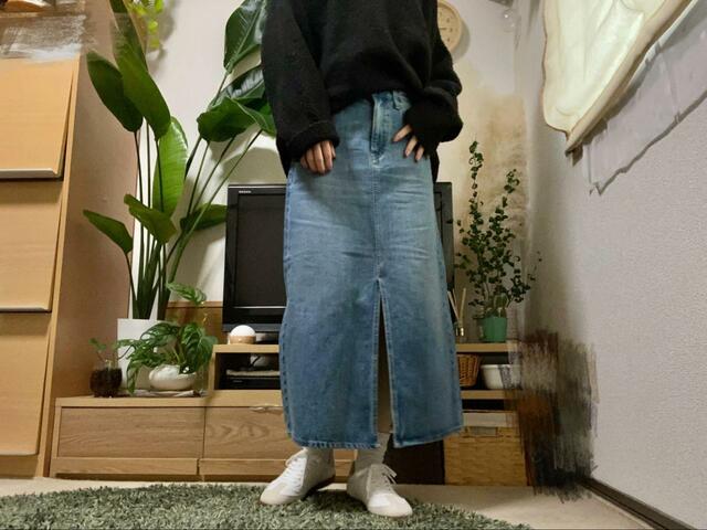 【UNIQLO　デニムロングスカート】生地は分厚めでしっかりとしていますが、重たく感じることはありません
