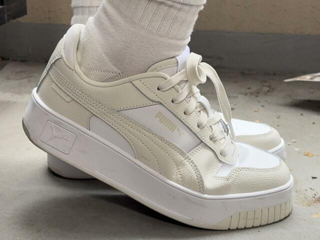【PUMA ウィメンズ キャリーナ ストリート スニーカー】重さは片足約360gとややしっかりめですが、歩いていて重さを感じることはなく、むしろ安定感に一役買っている印象でした◎