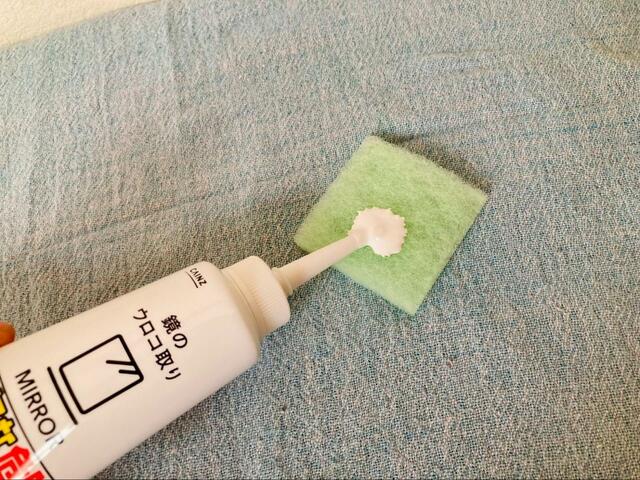 【カインズ 鏡のウロコ取り】お掃除パッドに適量を出します