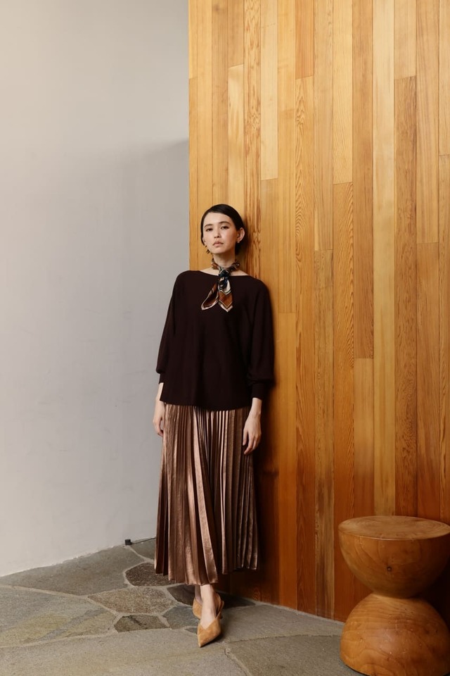 【『UNTITLED 軽量2WAYキルティングショルダーバッグBOOK』（宝島社）】本誌掲載スタイリング（ニット ¥15,400 スカート ¥22,000 スカーフ ¥15,400 シューズ ¥38,500）