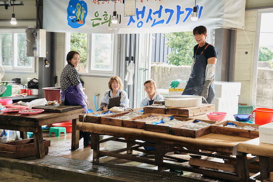 Netflixシリーズ『私たちのブルース』独占配信中