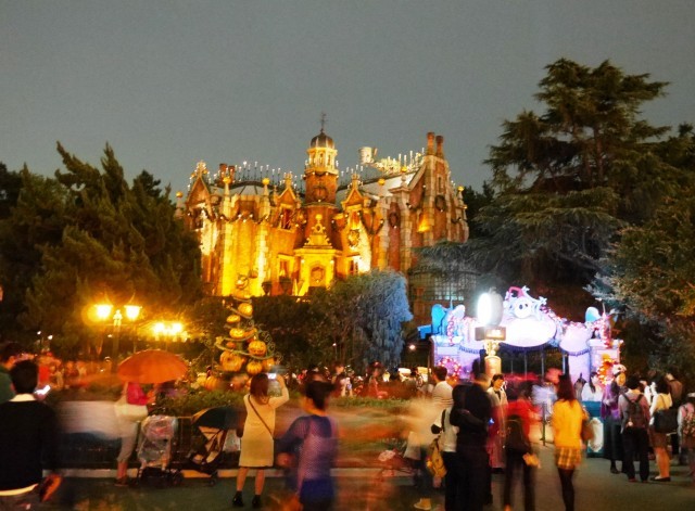 夜の不気味な全景。