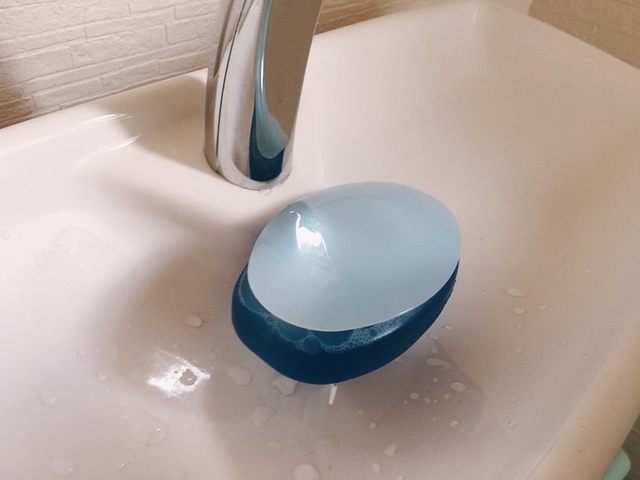 【トイレマジックリン トイレ用洗剤流すだけで勝手にキレイ】清潔感のあるブルー基調のデザイン