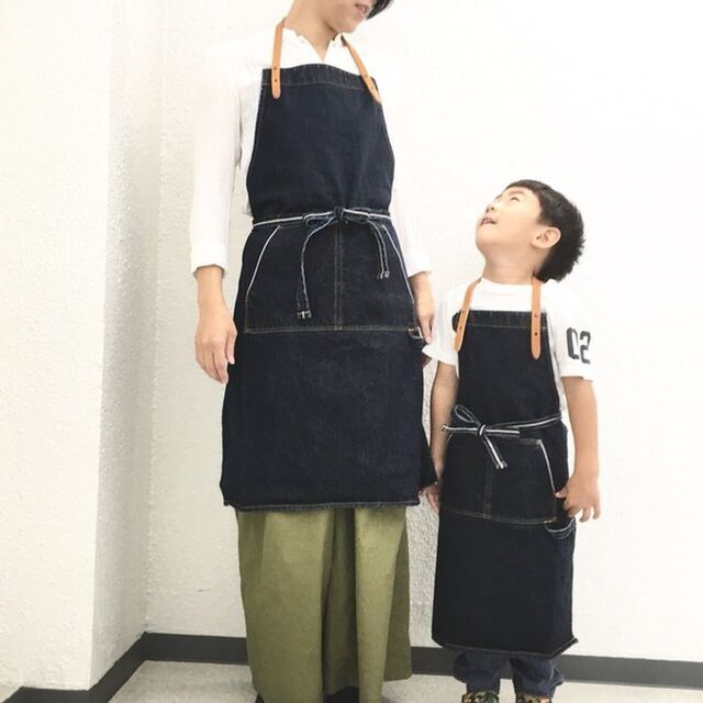 【親子コーデ子供用】バイオウォッシュ14.7ozセルビッチデニムと極厚オイルヌメのエプロン【インディゴ】／CHO／7,500円