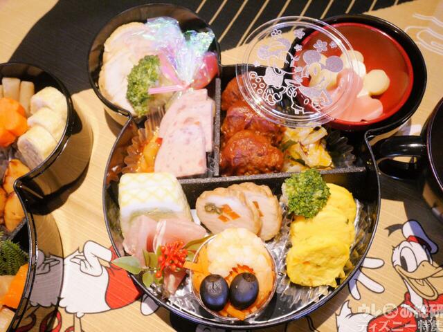 おせち・三段重「ミッキー&ミニー」|27,900 円(税込)