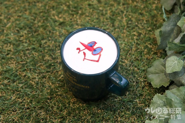 「ディズニー ふしぎの国のアリス」OH MY CAFE|<アリス>焦がしバターホットミルク 890円/マグカップ付き+1,600円/マドラー付き+900円